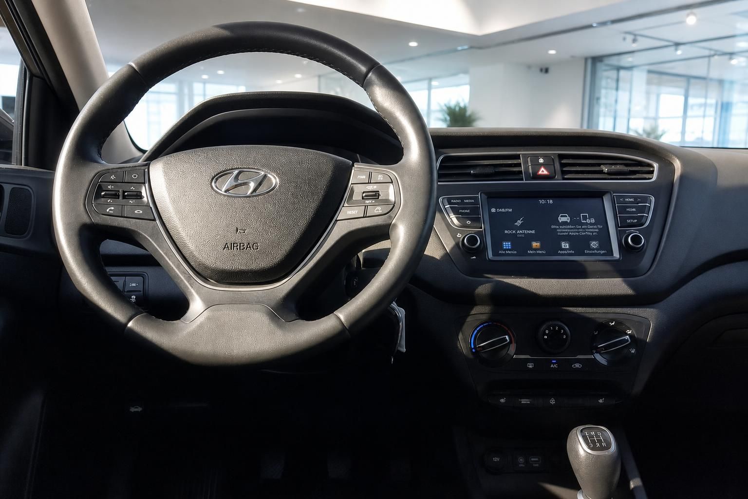 Hyundai Cockpit Detail Lenkrad und Touchscreen Infotainment