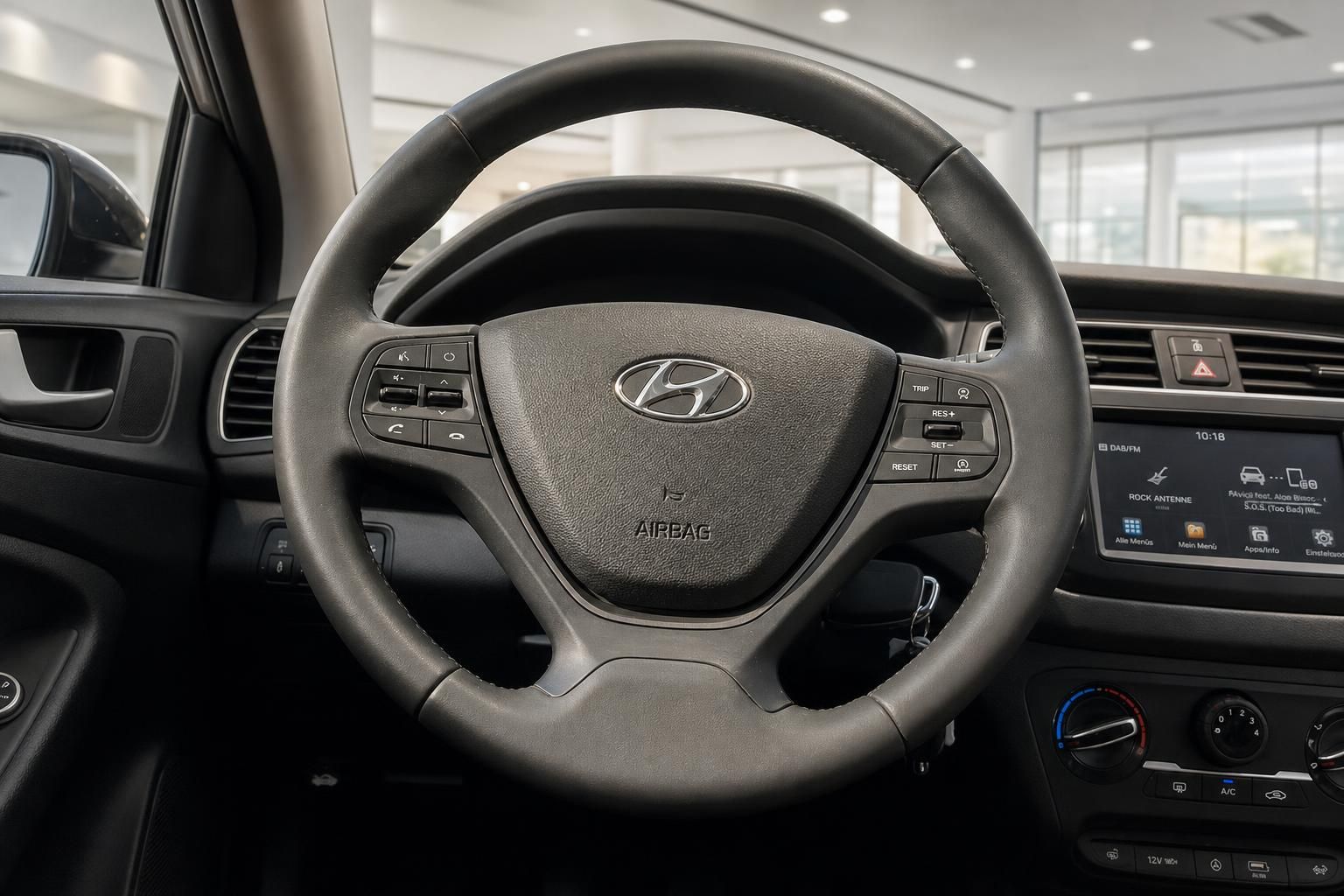 Hyundai Lenkrad mit Multifunktionstasten und Airbag Nahaufnahme