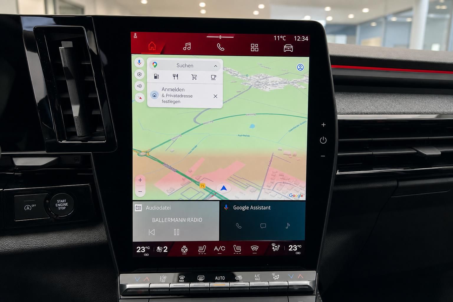Fahrzeug Infotainment-Display mit Navigationssystem und Klimasteuerung