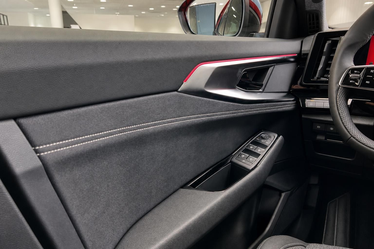 Auto Türverkleidung mit Fensterheber-Bedienfeld und rotem Akzentstreifen