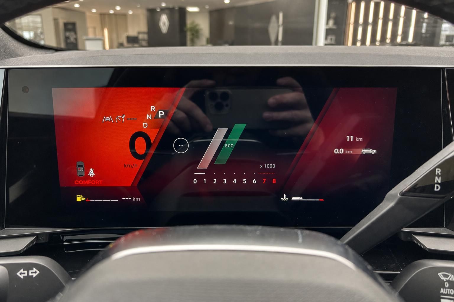 Modernes Fahrzeug-Cockpit mit digitalem Display und Tachometer im Autohaus-Showroom