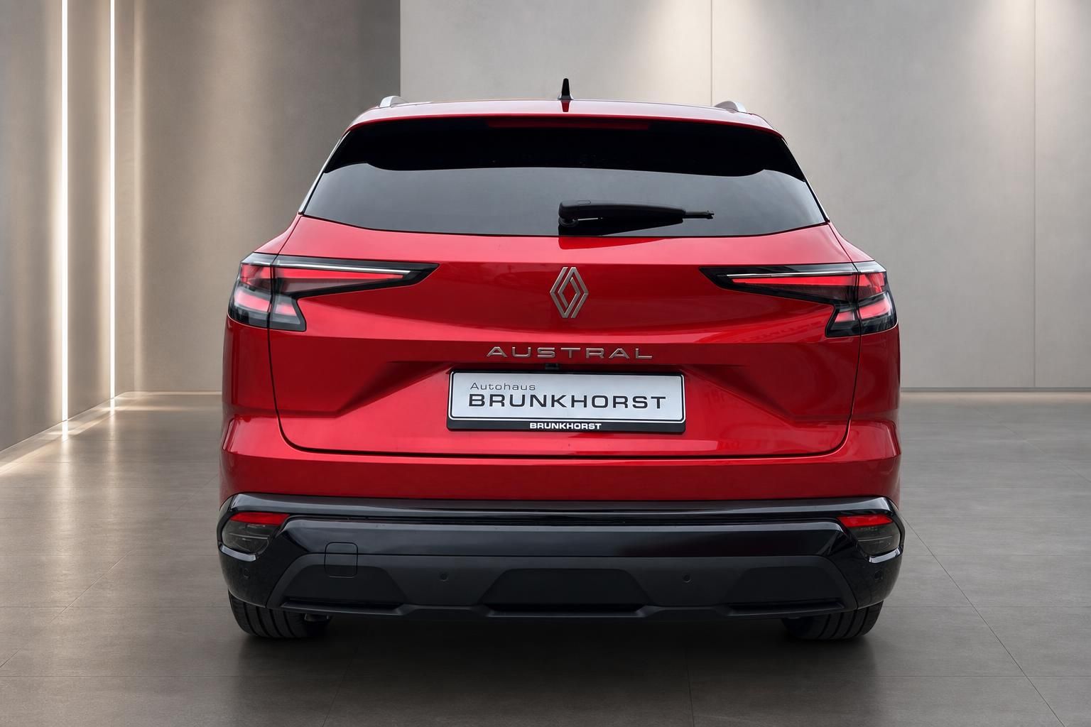 Renault Austral Heckansicht in Rot mit LED-Rücklichtern und Brunknorst Kennzeichen