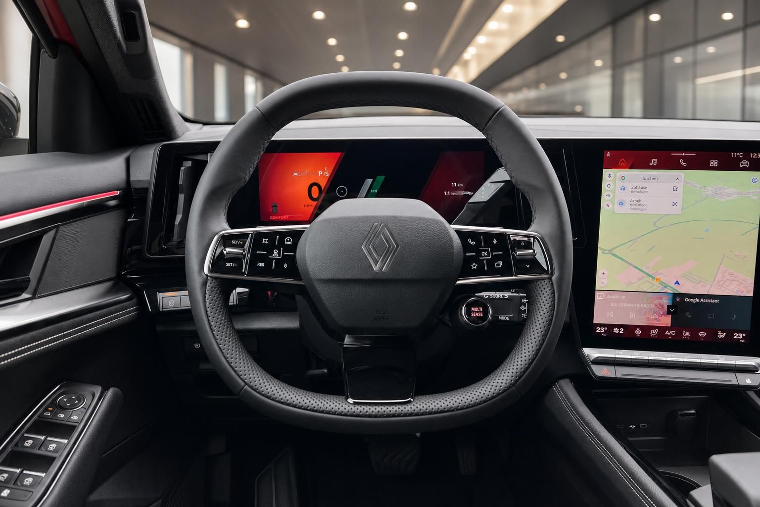 Renault Lenkrad mit digitalen Anzeigen und Multifunktionstasten im modernen Cockpit