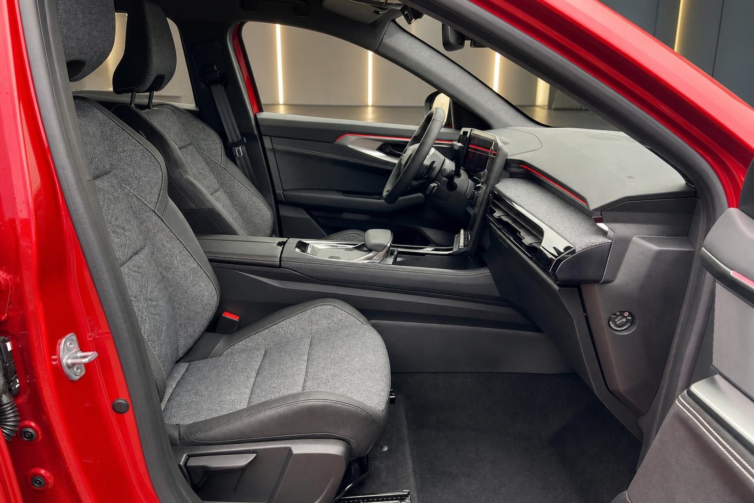 Auto Innenausstattung mit Vordersitzen, Mittelkonsole und roter Außenlackierung sichtbar