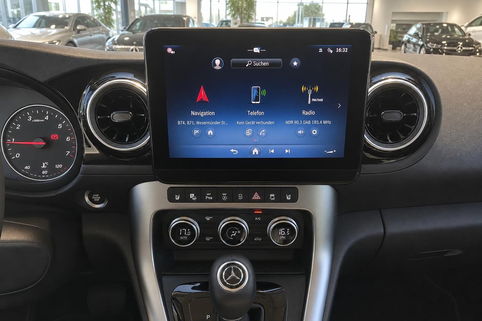Mercedes Infotainment-System mit Touchscreen und Klimabedienung - digitales Cockpit