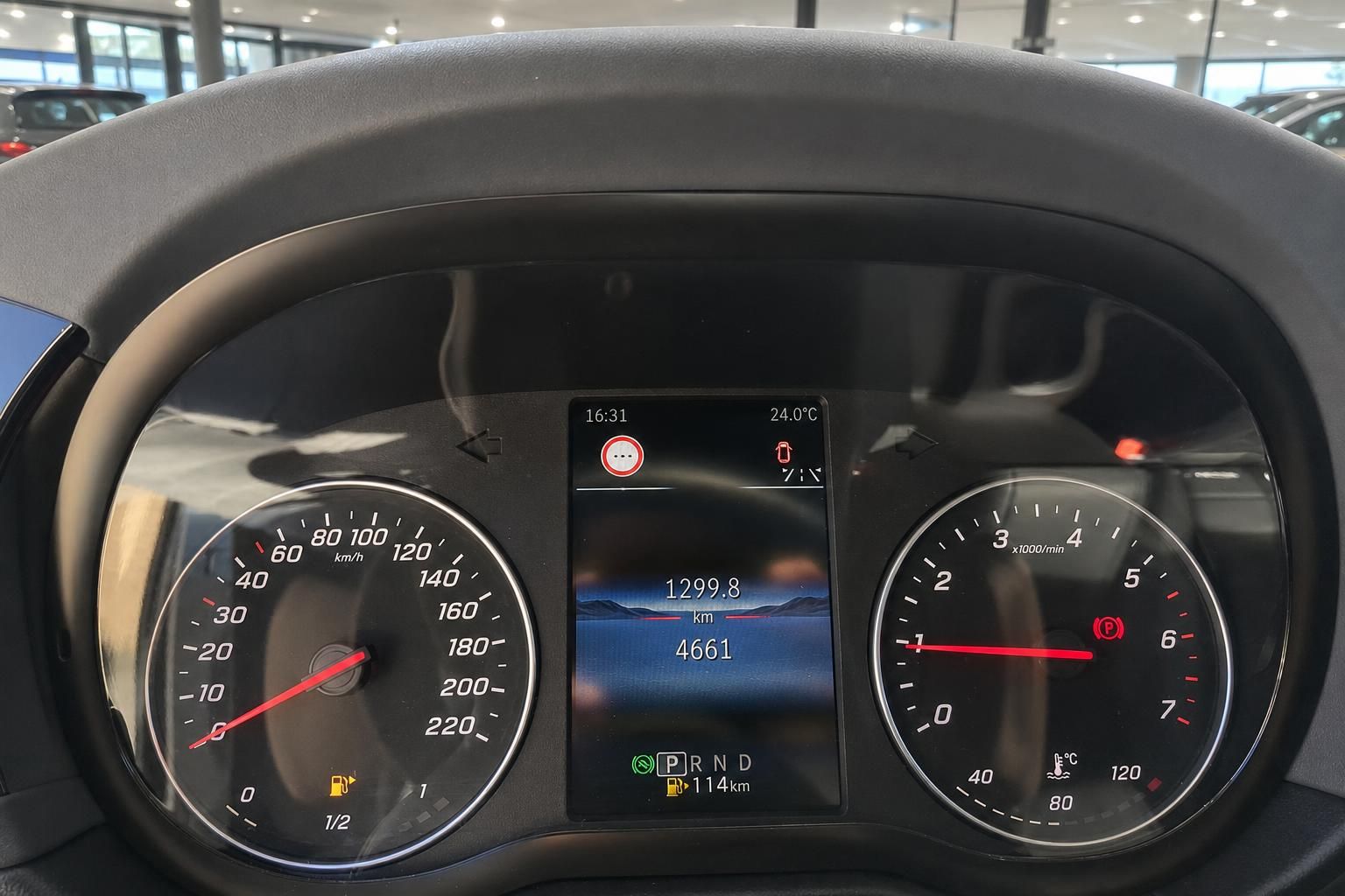 Fahrzeug Armaturenbrett mit Tacho und Drehzahlmesser im Autohaus Showroom