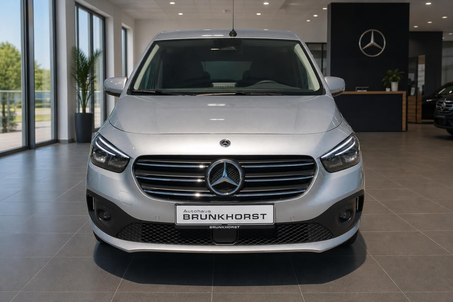 Mercedes-Benz Transporter silber Frontansicht im Autohaus Brunkhorst Showroom