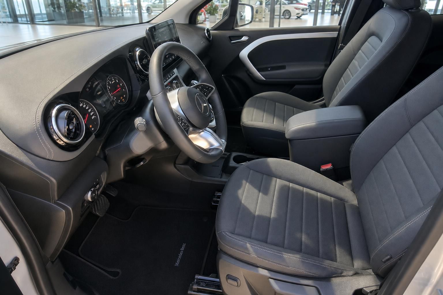 Mercedes-Benz Transporter Innenraum mit Lenkrad, Sitze und Armaturenbrett