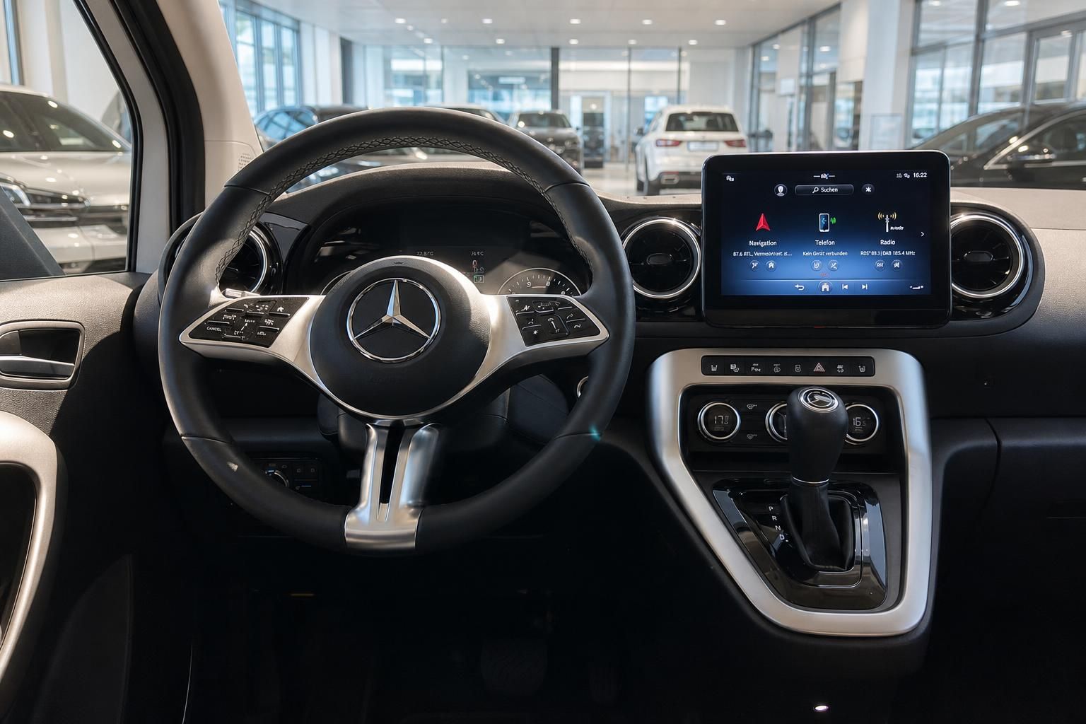 Mercedes-Benz Cockpit mit Lenkrad, Tacho und Infotainment-Display