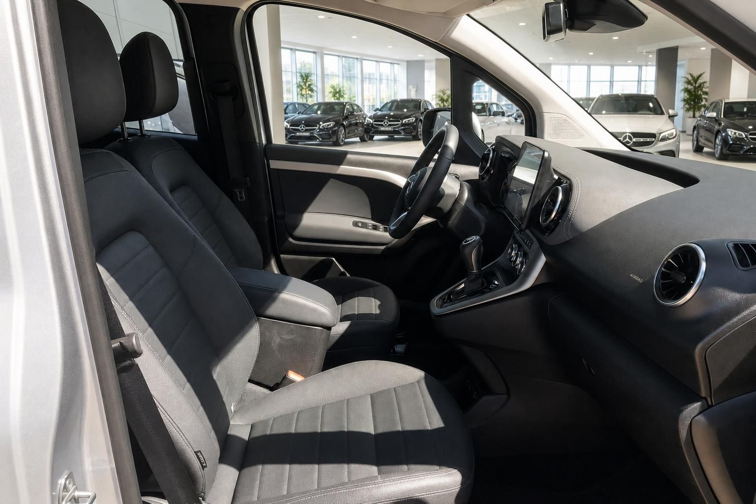 Mercedes Fahrzeuginnenraum mit Sitzen und Armaturenbrett - moderne Ausstattung