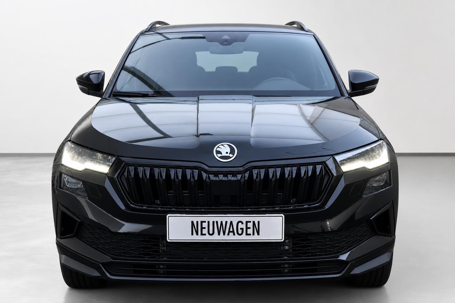 Skoda SUV in Schwarz, Frontansicht mit LED-Scheinwerfern im Studio