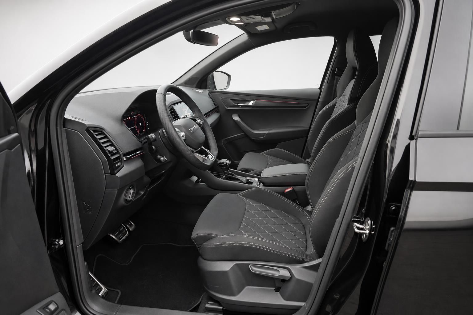 Skoda Fahrzeuginnenraum mit Lenkrad, Sitzen und Armaturenbrett im Detail