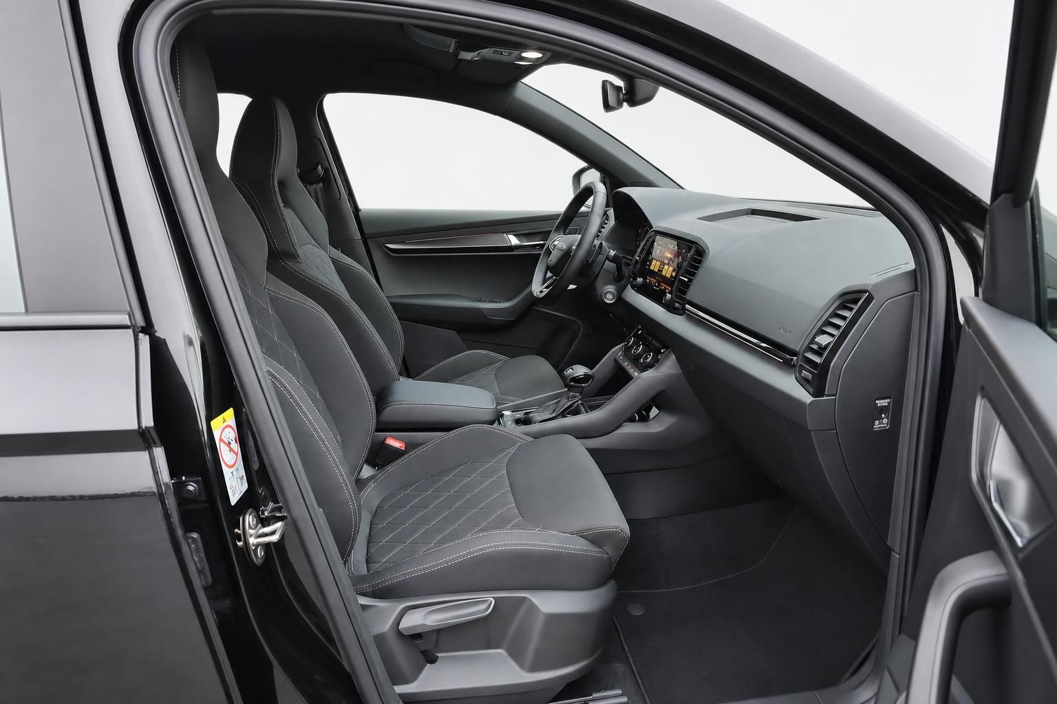 Innenraum Skoda mit schwarzen Sportsitzen und Cockpit, Blick durch Fahrertür