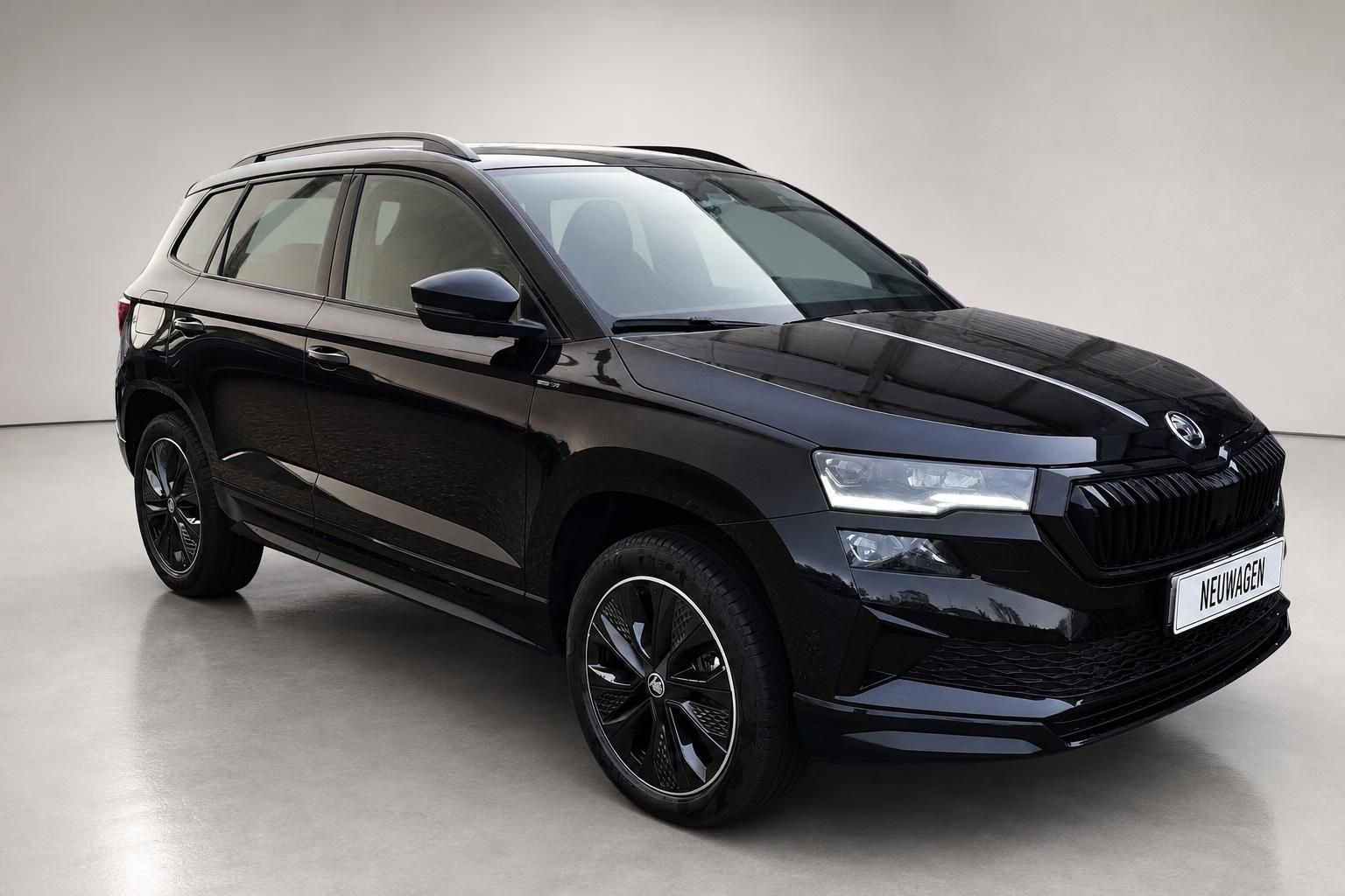 Skoda Karoq schwarz SUV Frontansicht seitlich im Studio