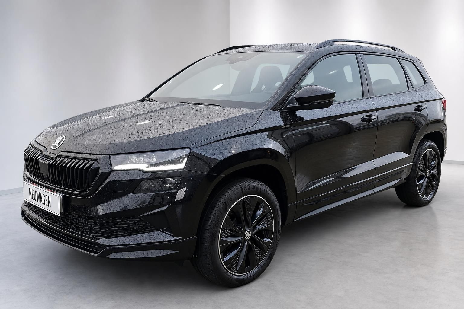 Skoda Karoq schwarz SUV Frontansicht seitlich Neuwagen