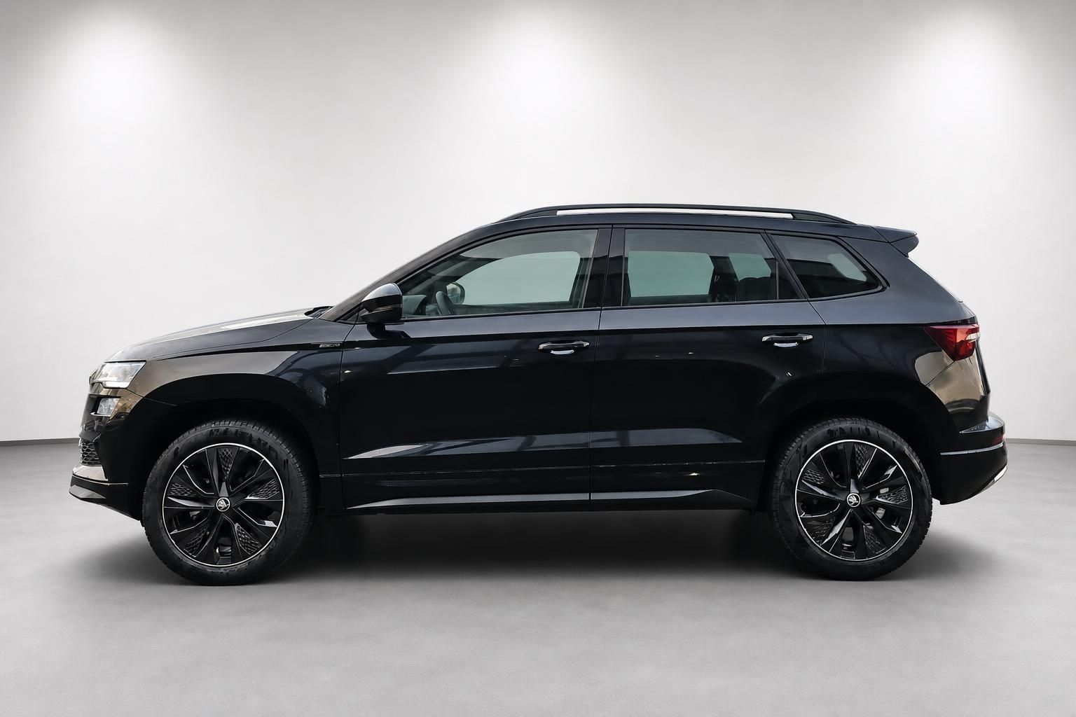 Skoda Karoq schwarz SUV Seitenansicht im Fotostudio