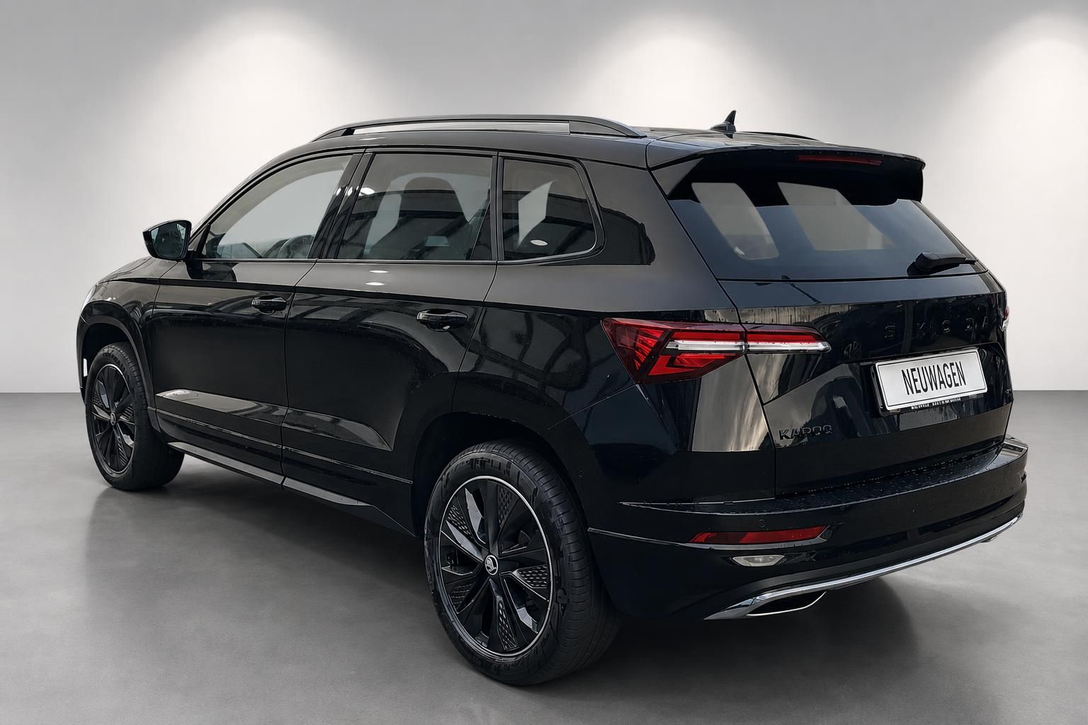 Skoda Karoq schwarz SUV Heckansicht mit Rücklichtern