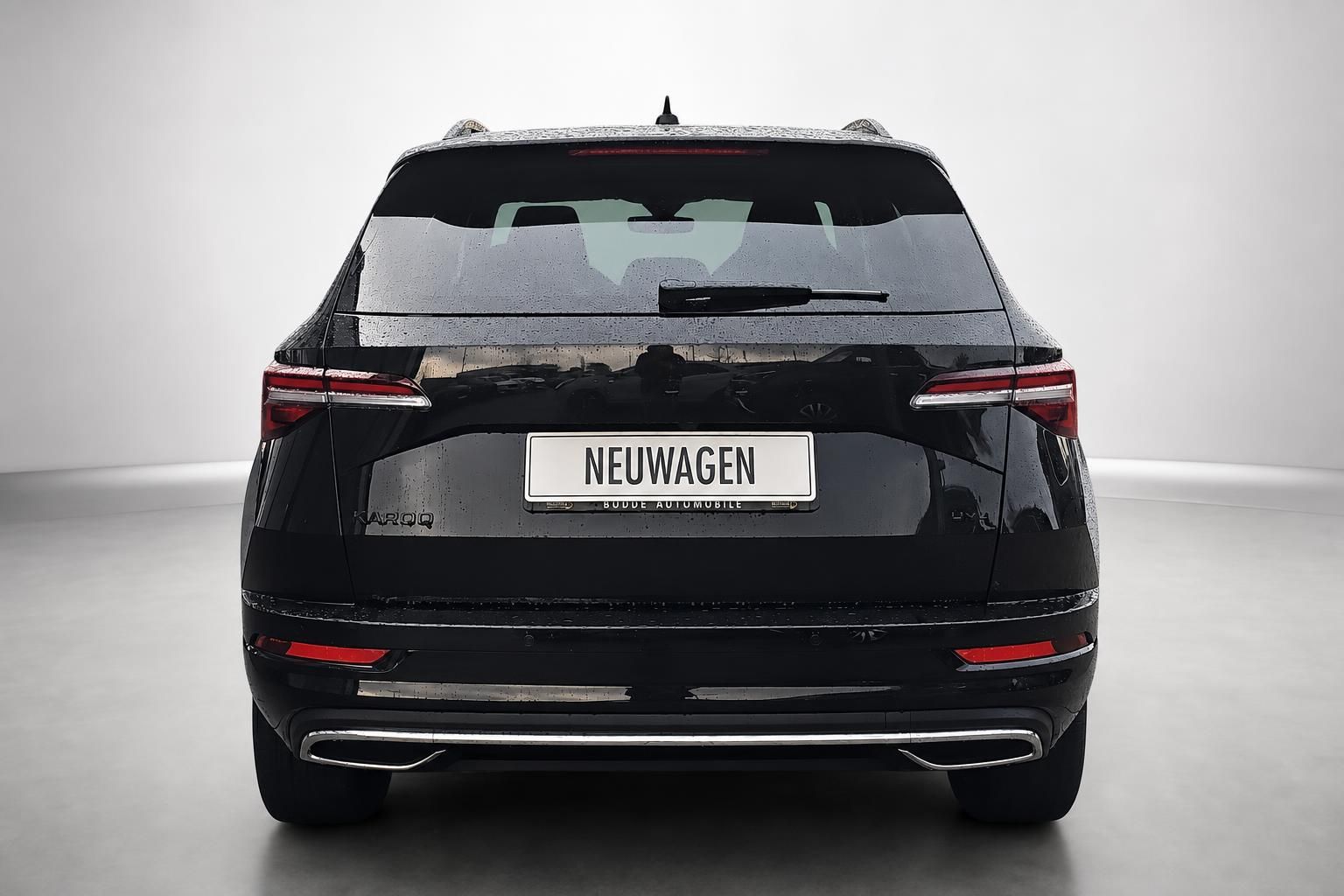 Skoda Karoq schwarz SUV Heckansicht Neuwagen