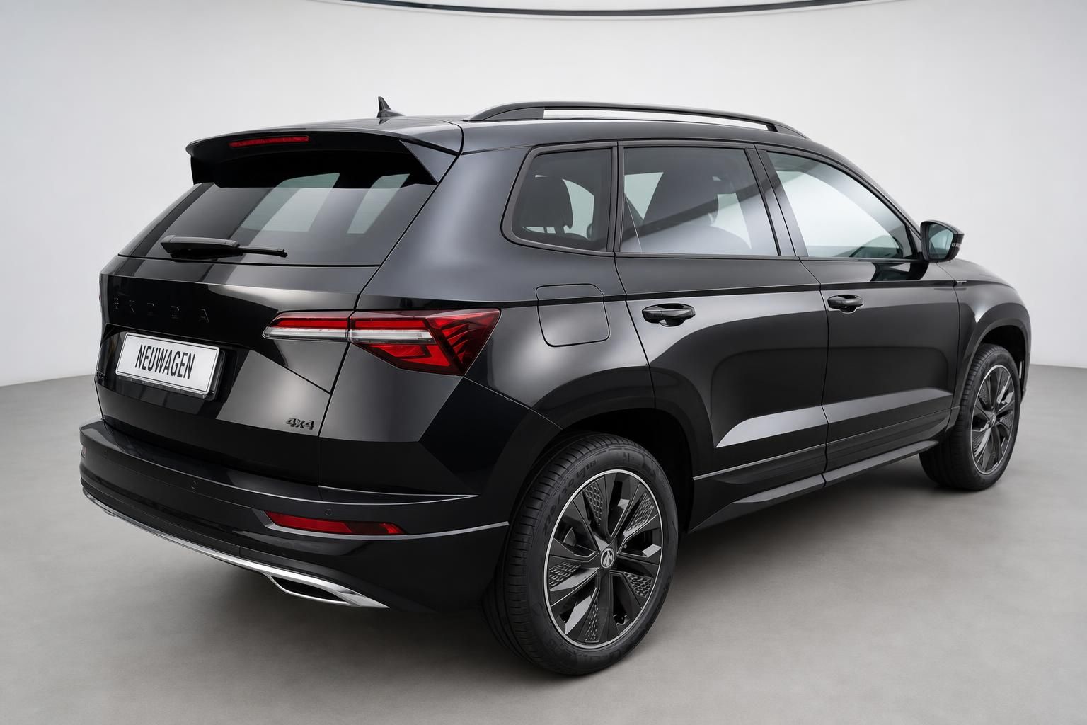 Skoda Karoq schwarz SUV Heck seitlich 4x4 Neuwagen