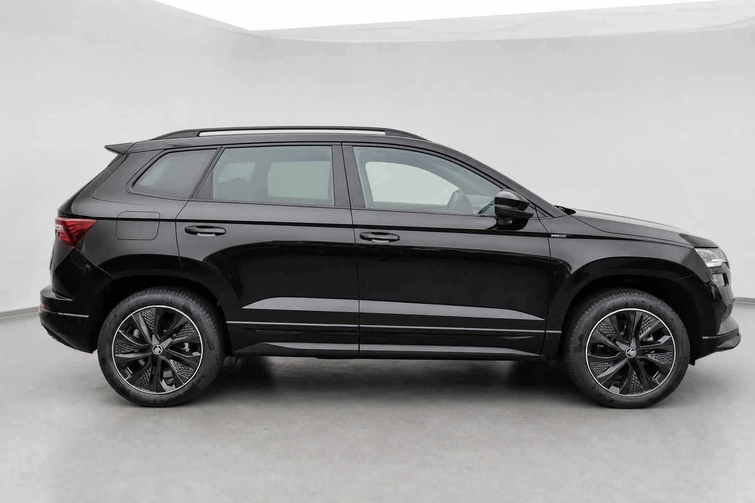 Skoda Karoq schwarz SUV Seitenansicht Studio
