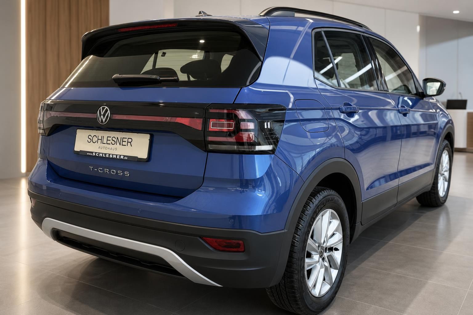 VW T-Cross in Blau, Heckansicht mit Kennzeichenhalter im Autohaus