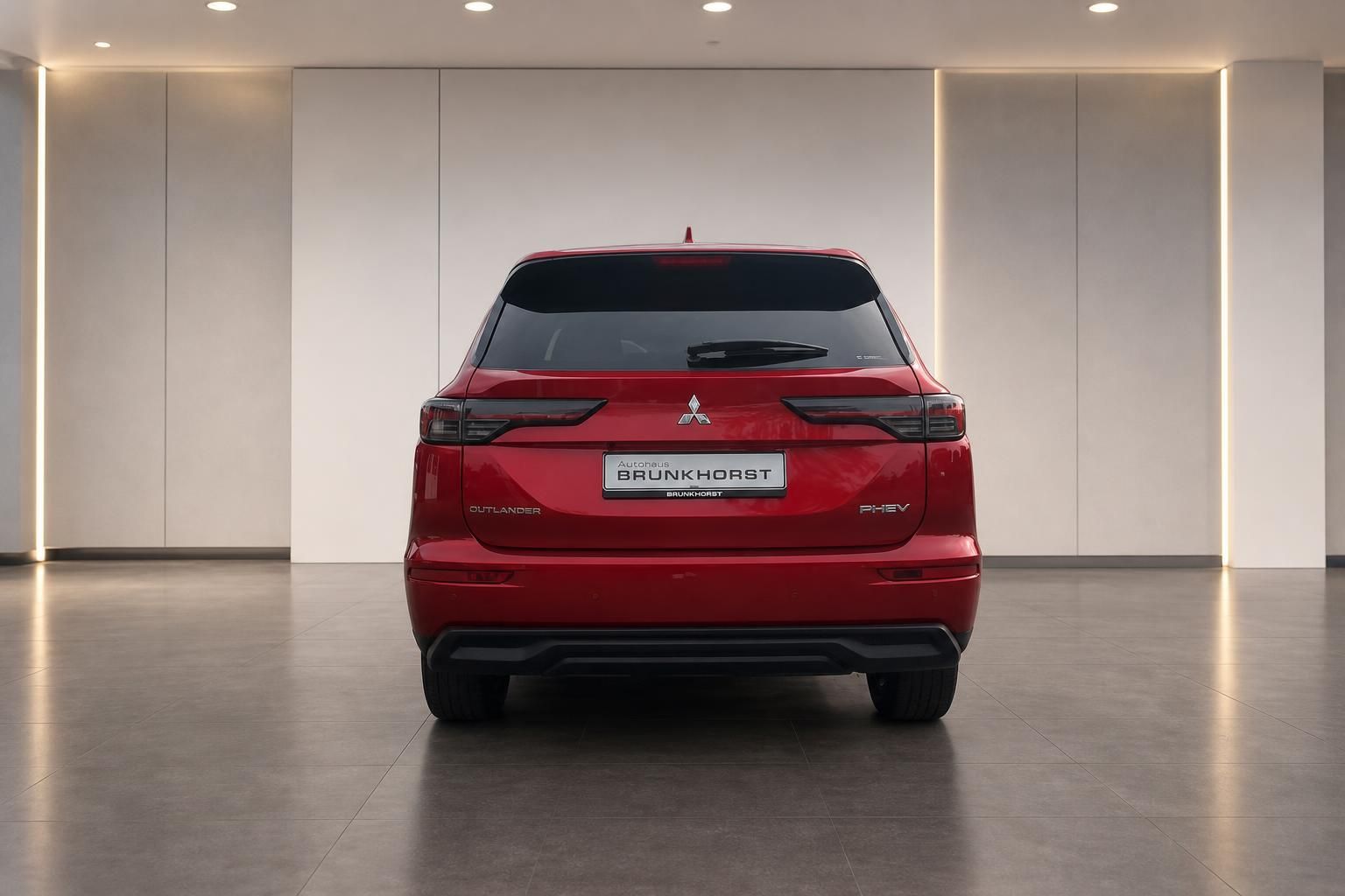 Roter Mitsubishi Outlander PHEV - Heckansicht mit Autohaus Brunkhorst Kennzeichen