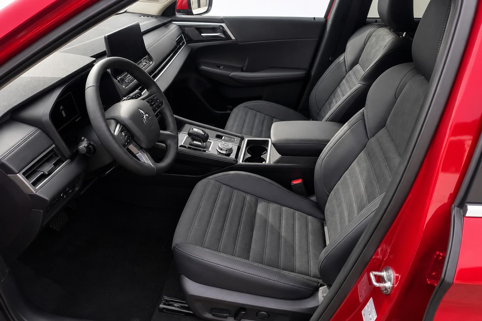 Mitsubishi Outlander Innenraum mit schwarzer Lederausstattung und modernem Cockpit