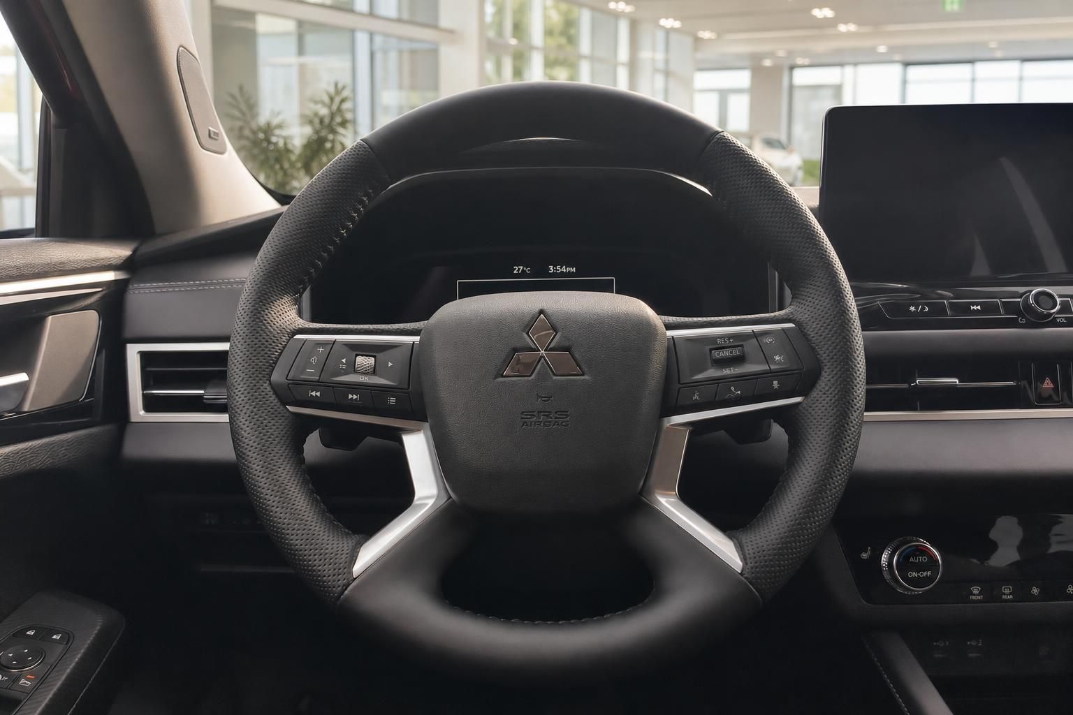 Mitsubishi Fahrzeug Innenraum mit Lenkrad, Armaturenbrett und modernem Display in schwarzer Ausstattung