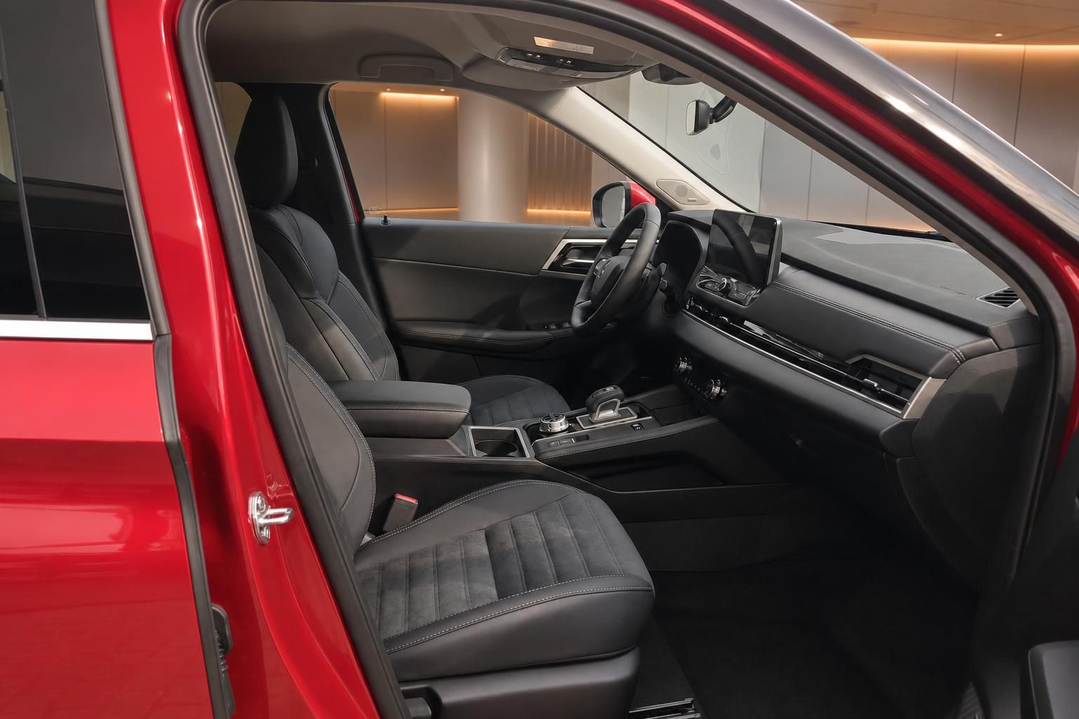 Rotes Auto Innenraum mit grauen Ledersitzen, Mittelkonsole und modernem Cockpit Design