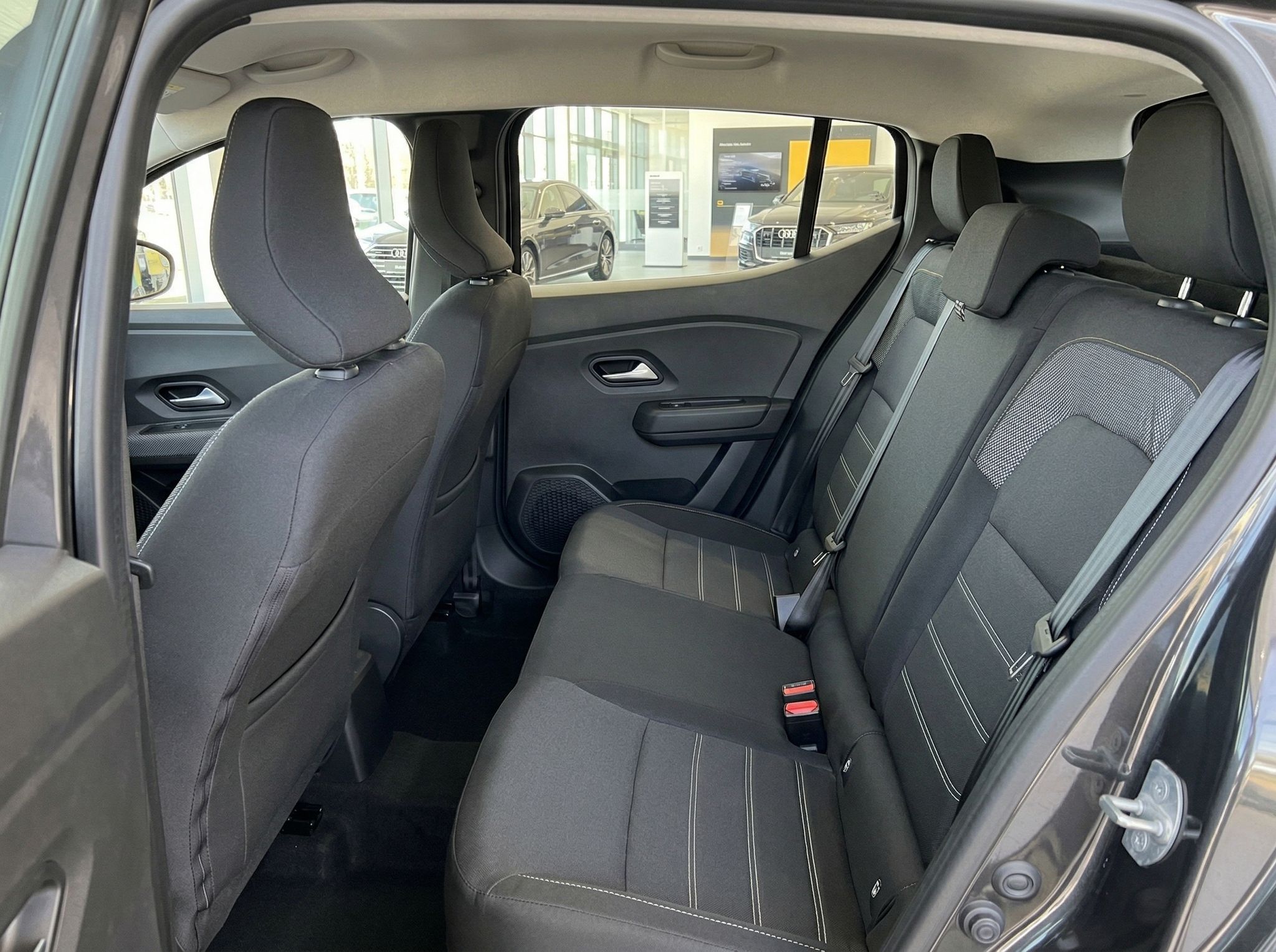 Dacia Rücksitzbank mit Stoffbezügen und Blick durch die Heckscheibe