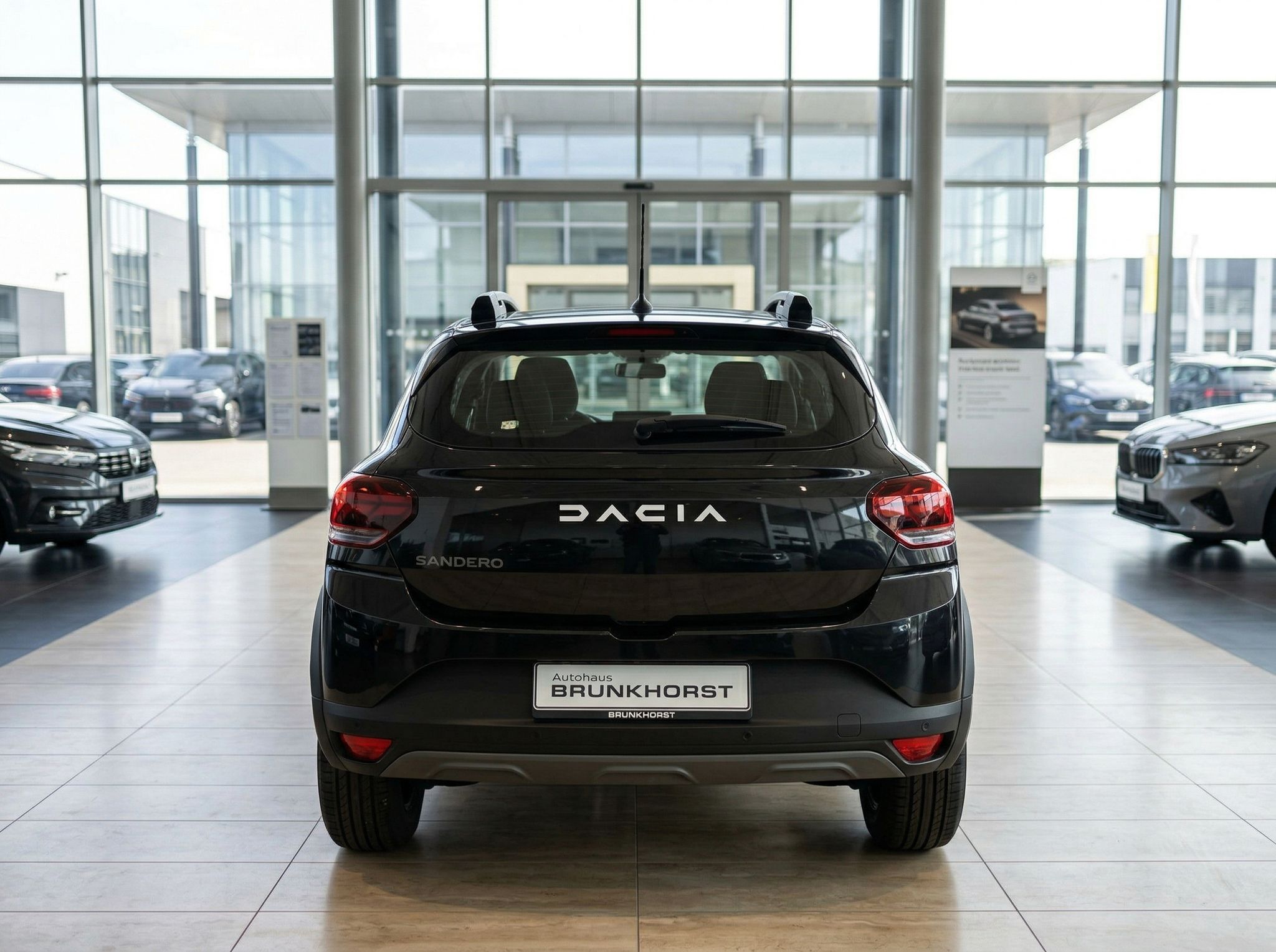 Dacia Sandero in Schwarz - Heckansicht im Autohaus mit Kennzeichen