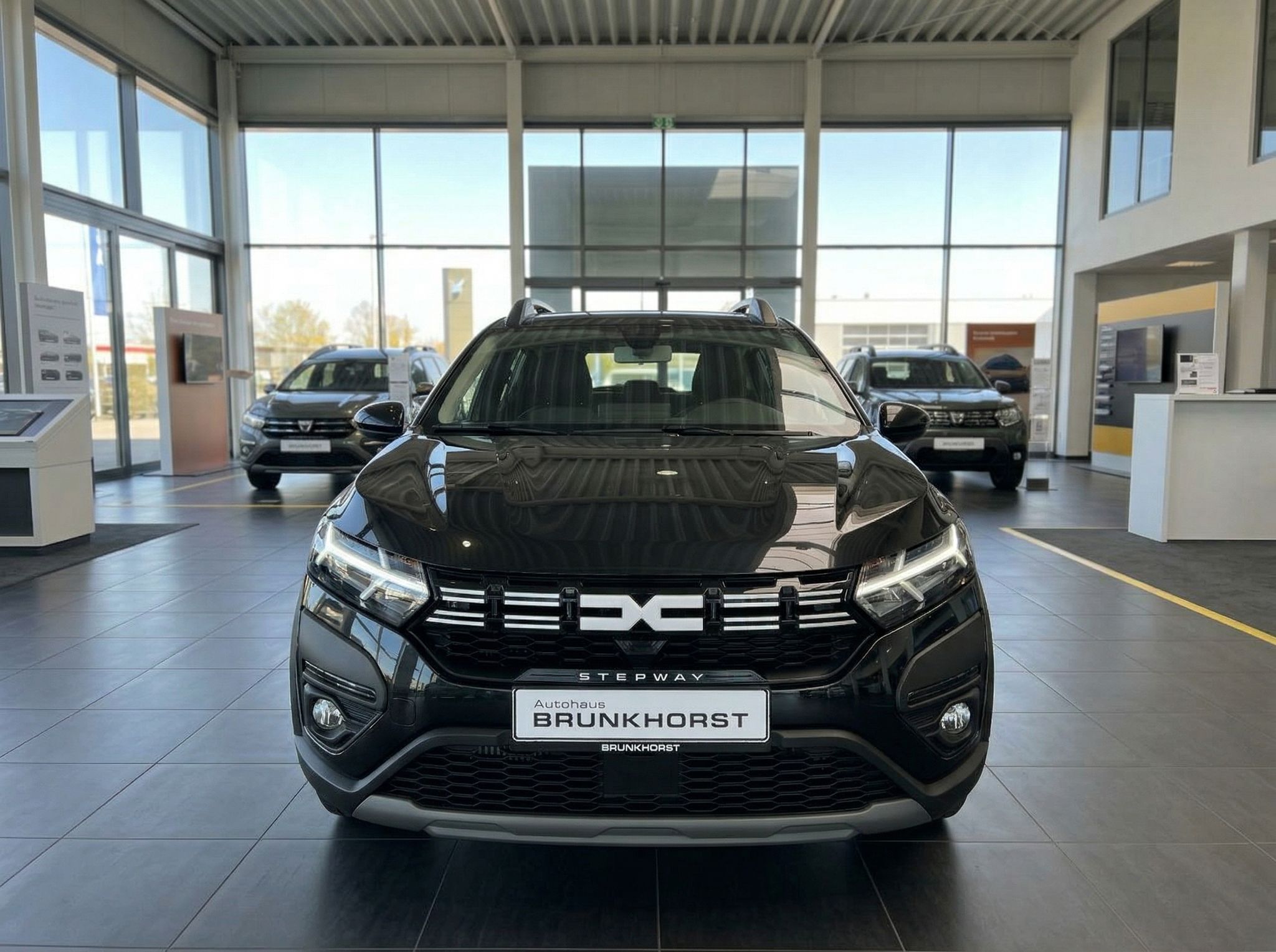Dacia Stepway schwarzer SUV - Frontansicht im Autohaus Showroom