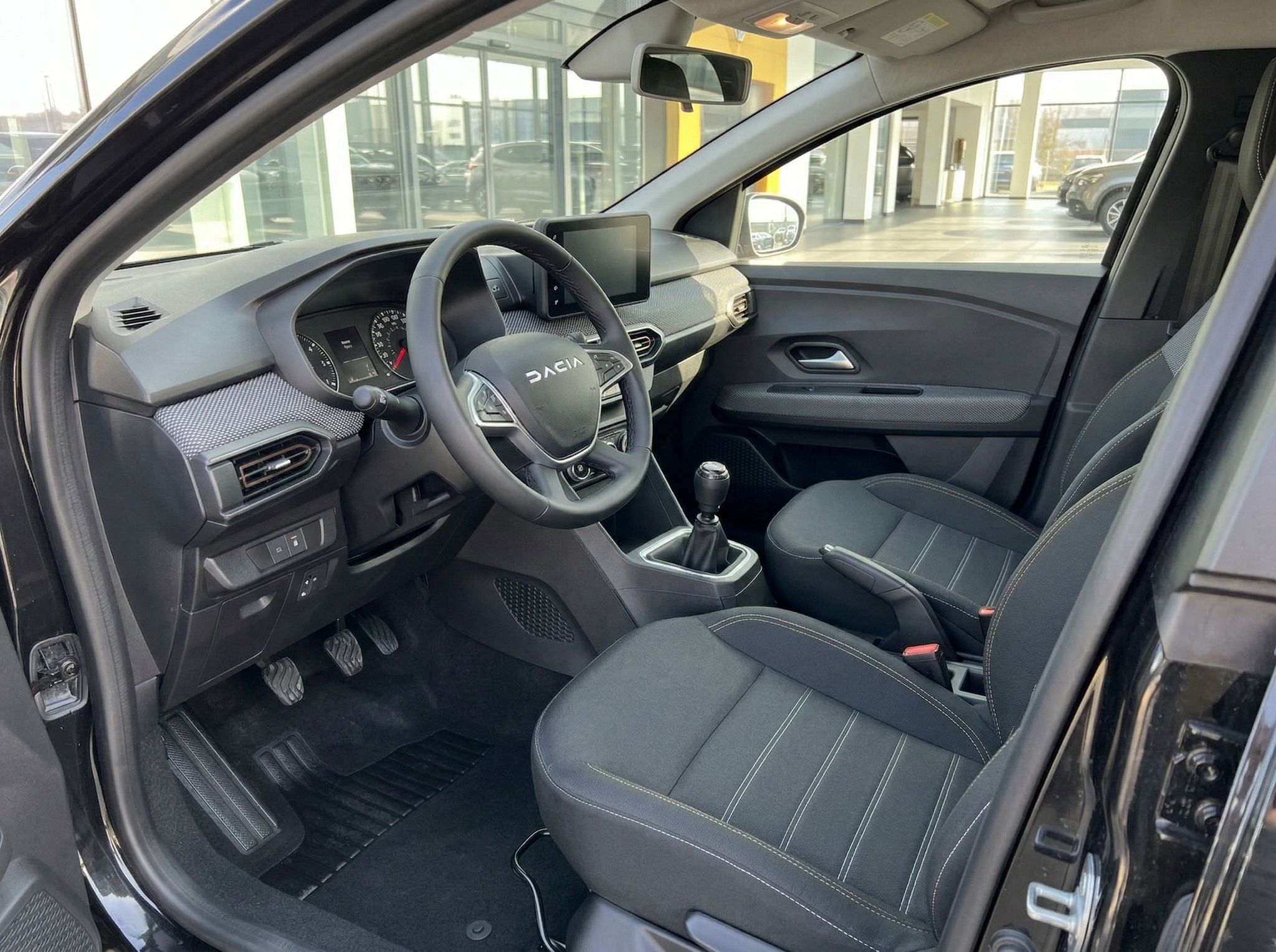 Dacia Innenraum schwarz - Cockpit mit Lenkrad und Sitzbezügen