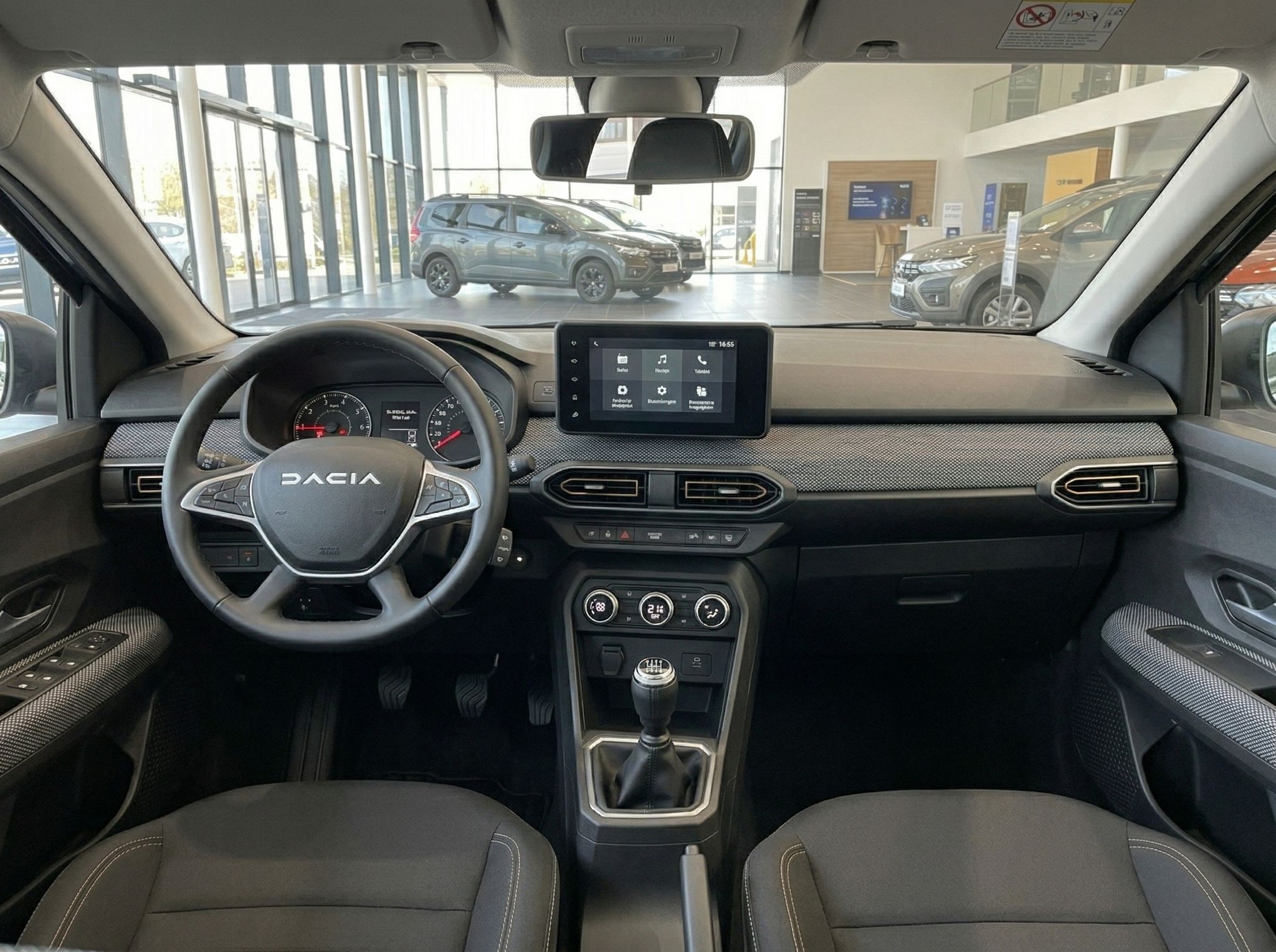 Dacia Innenraum mit Lenkrad, Touchscreen-Display und Armaturenbrett im modernen Design