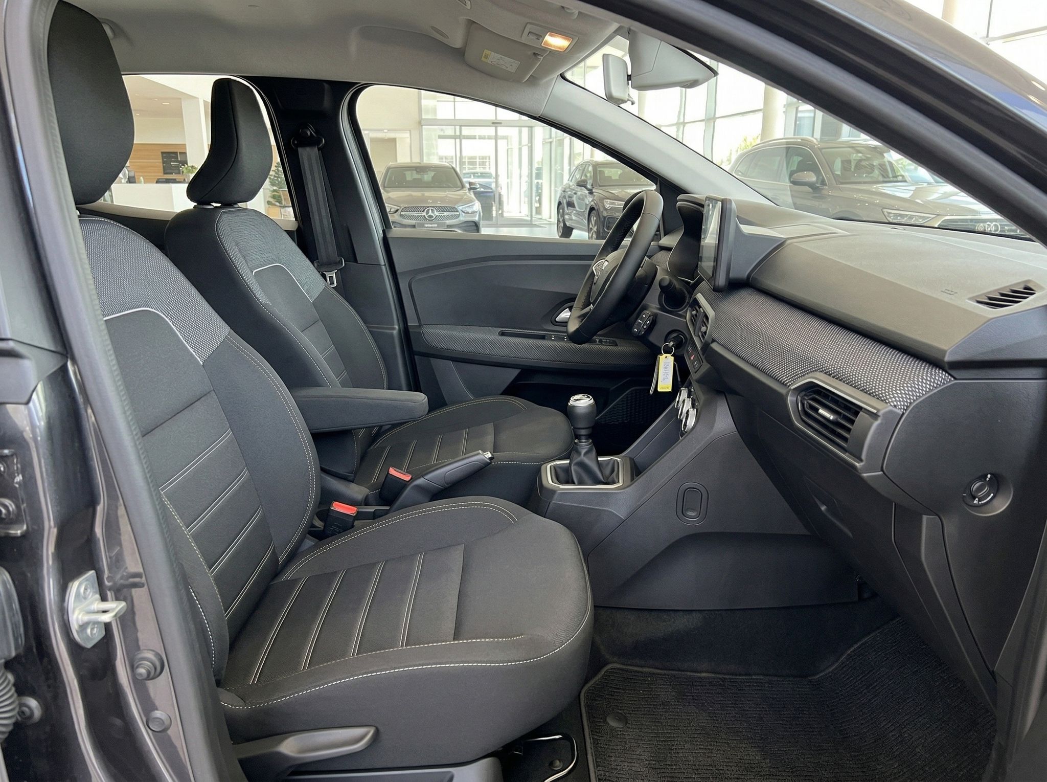 Dacia Beifahrerplatz und Innenraum-Ausstattung mit Sitzen und Armaturenbrett