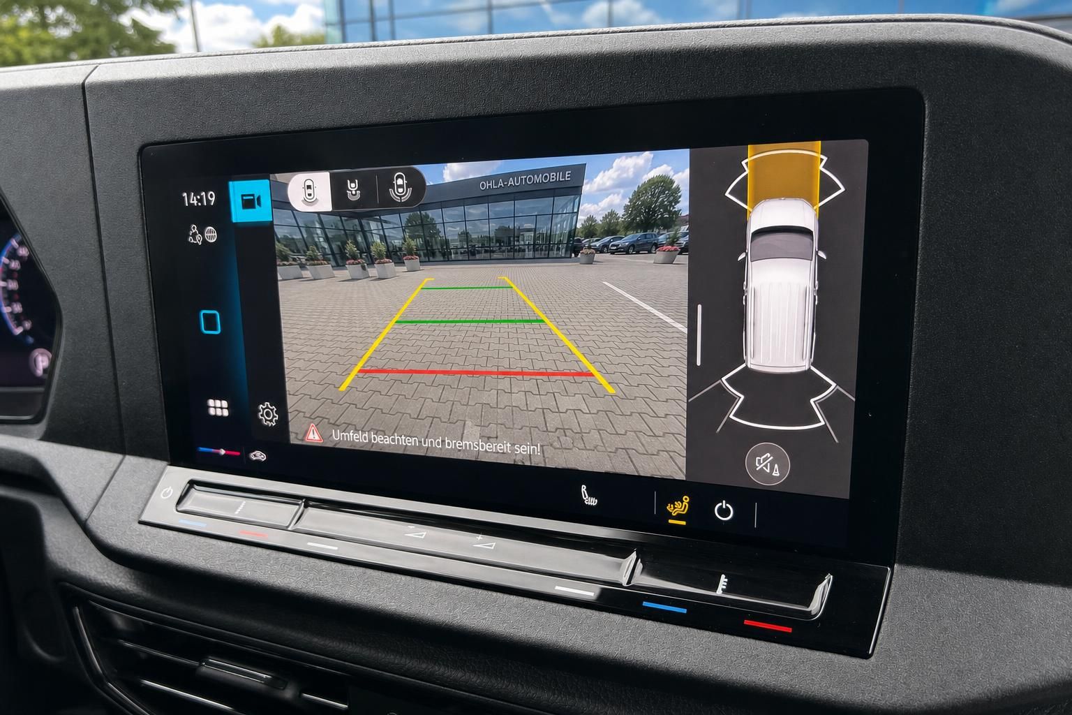 Rückfahrkamera und Umgebungsansicht im Touchscreen des Fahrzeugs