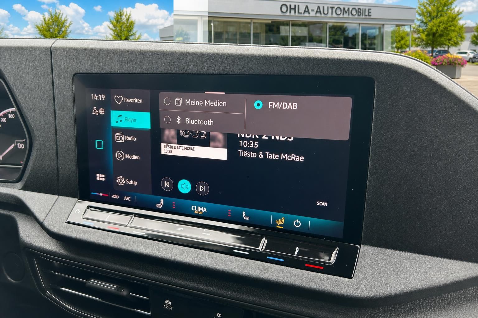 Multimedia-Bildschirm mit Radio- und Player-Funktion im VW Cockpit
