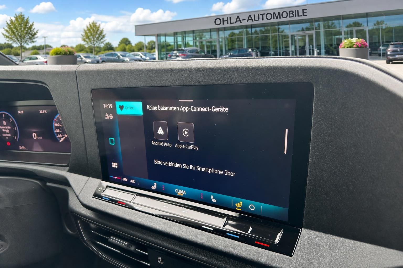 VW Infotainment-Display mit App-Connect Ansicht im Innenraum