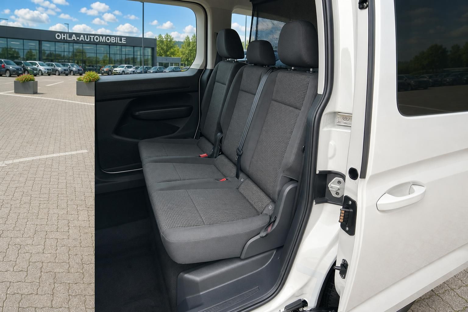 VW Van Innenraum mit Rücksitzbank und geöffneter Schiebetür