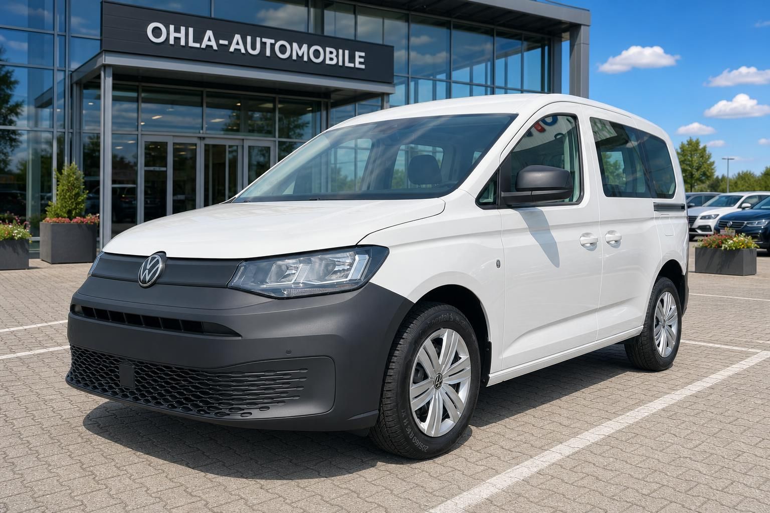 VW Caddy weiß Frontansicht vor Autohaus Ohla-Automobile