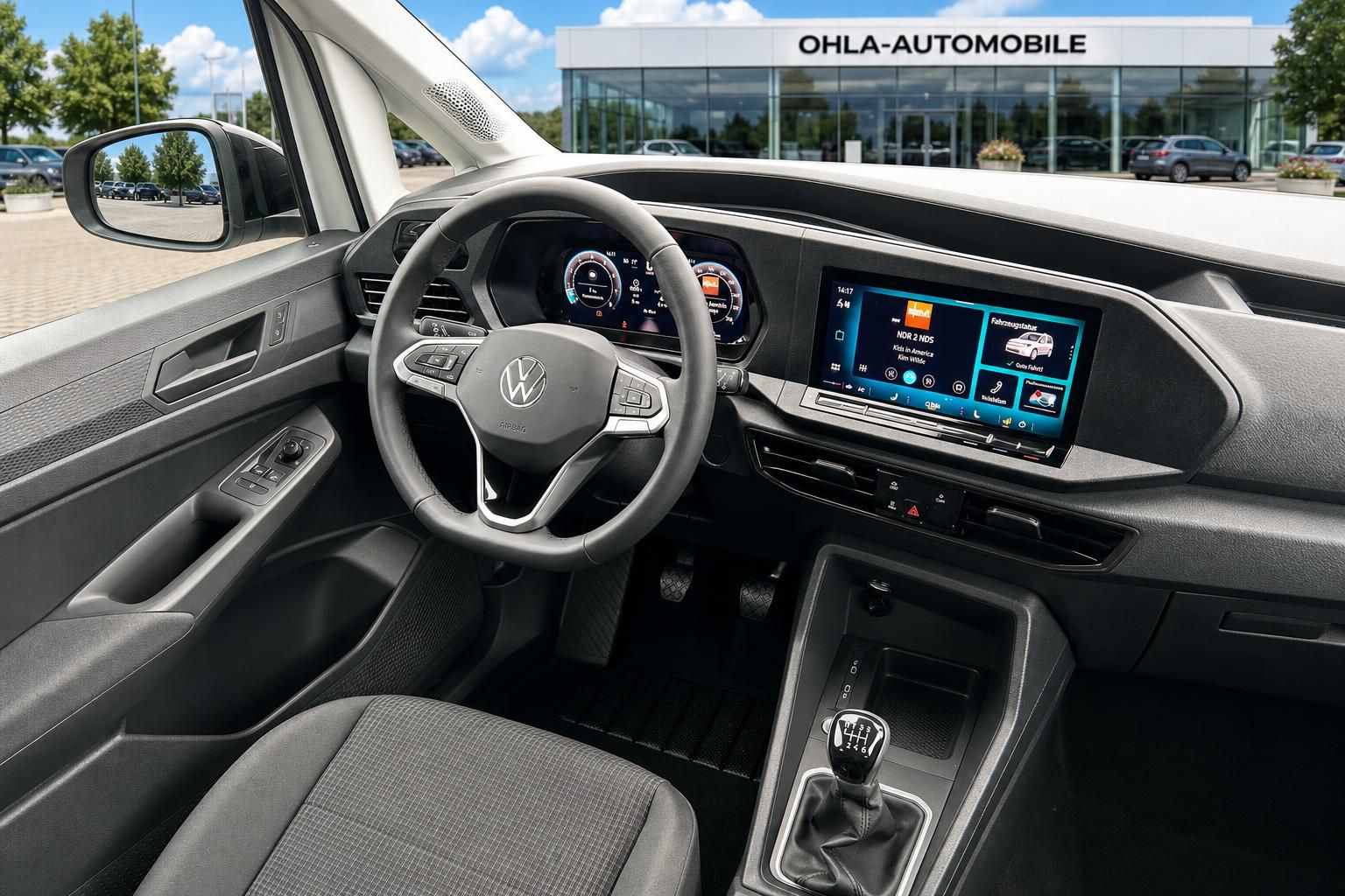 Cockpit und Lenkrad im VW mit digitalem Tacho vor Autohaus