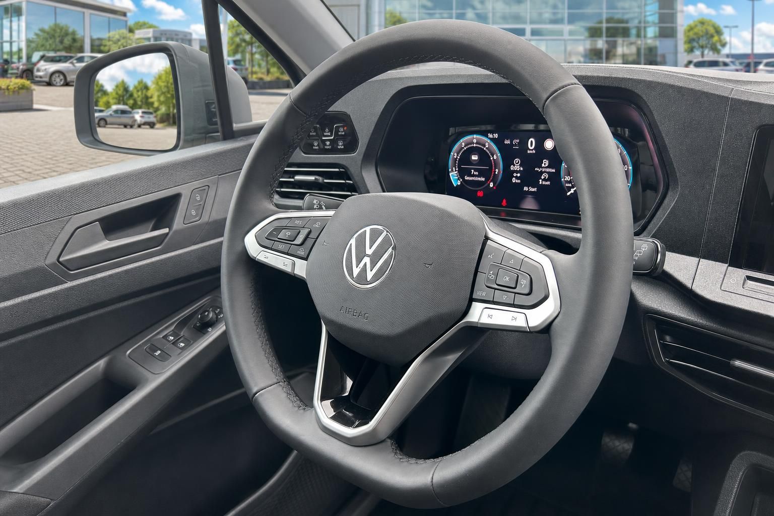 VW Lenkrad mit Multifunktionstasten und digitalem Cockpit