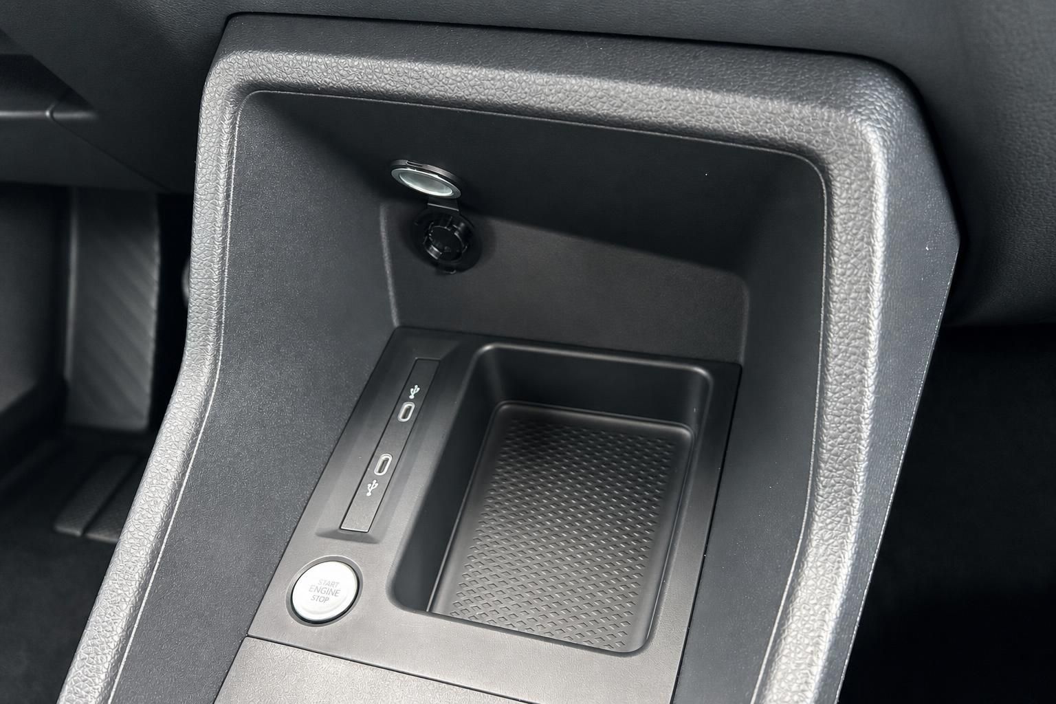 Mittelkonsole mit USB-Anschlüssen und Ablagefach im VW Innenraum
