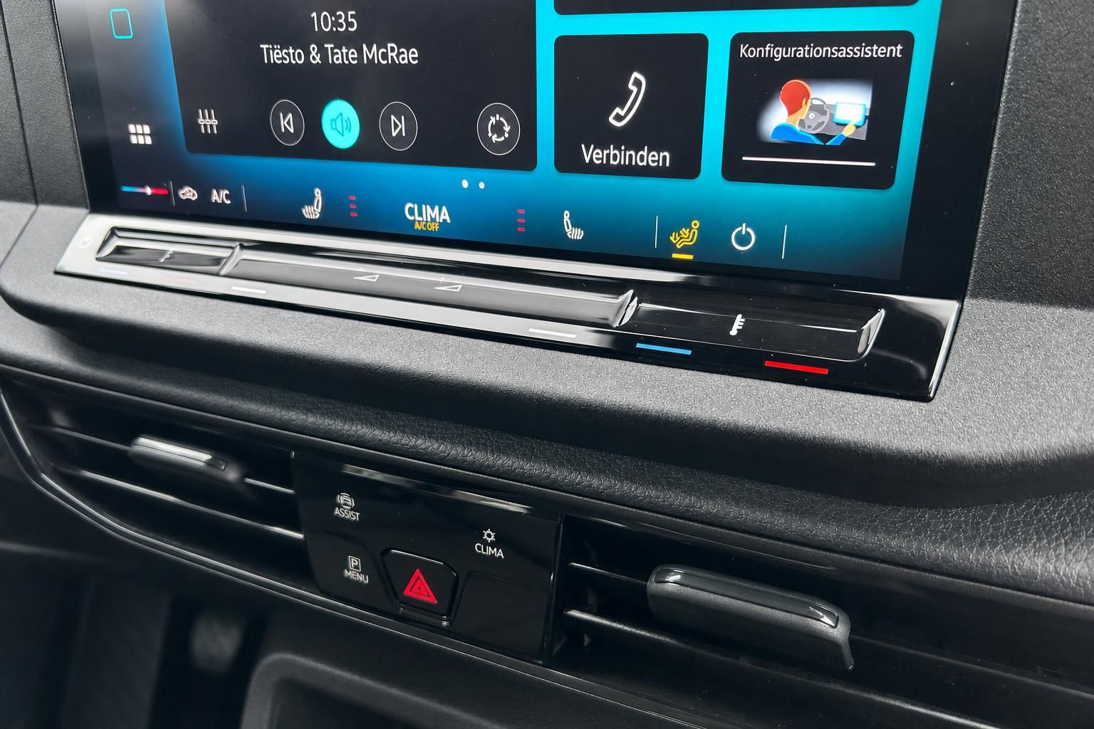 Infotainment-Display mit Klimabedienung im VW Innenraum