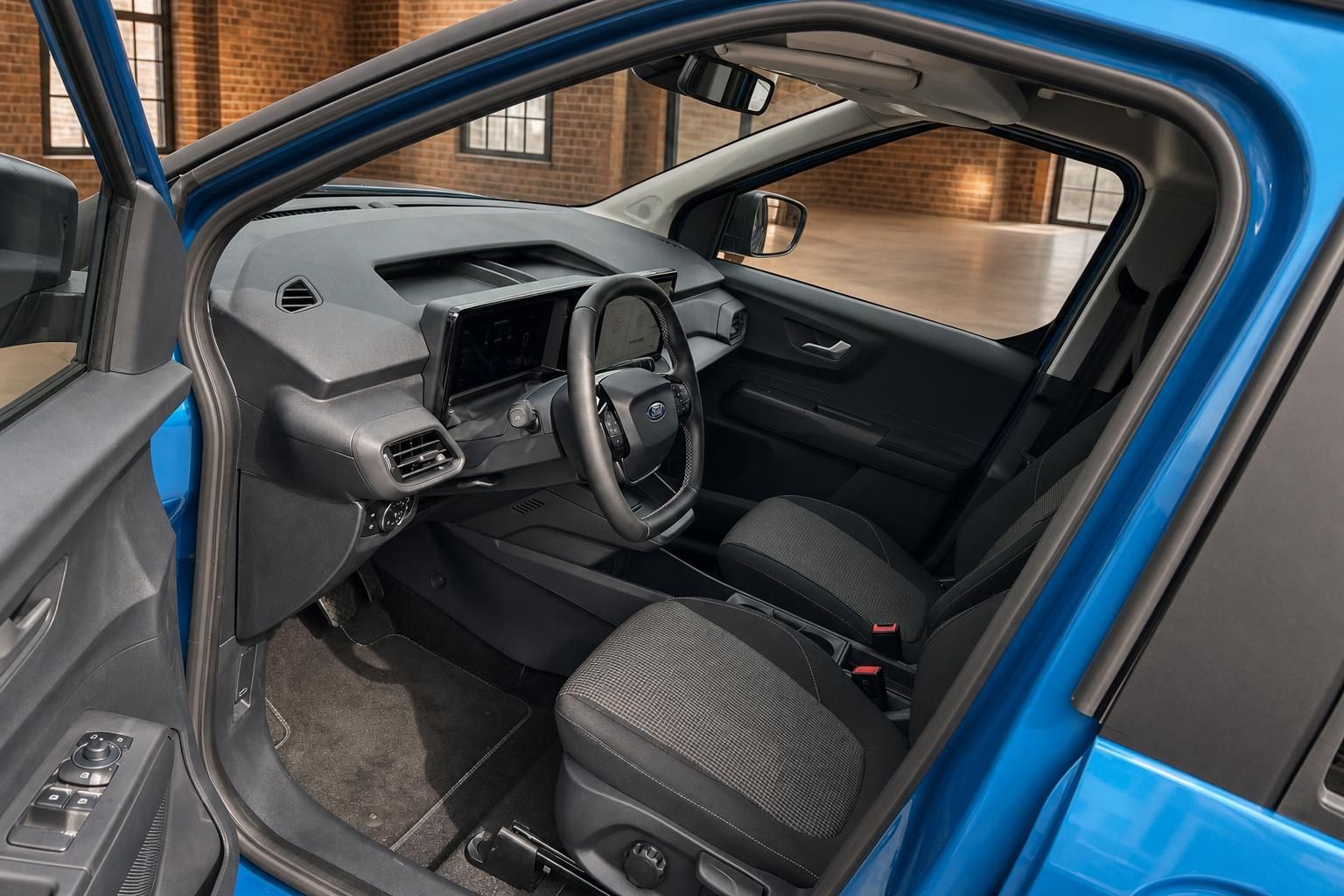 Ford Innenraum Cockpit mit Lenkrad und Sitzen bei offener Tür