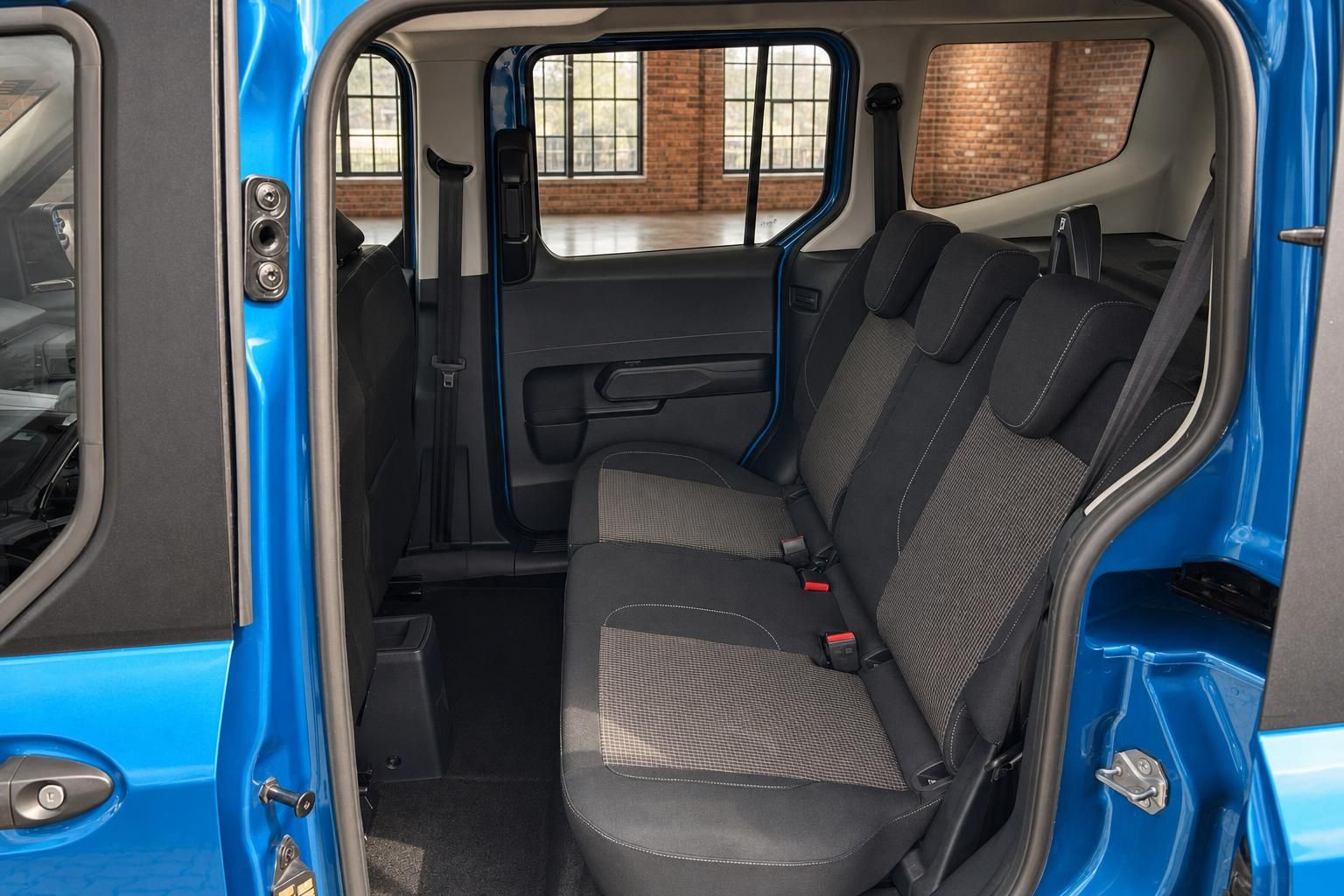 Rücksitzbank im blauen Ford Van durch geöffnete Schiebetür