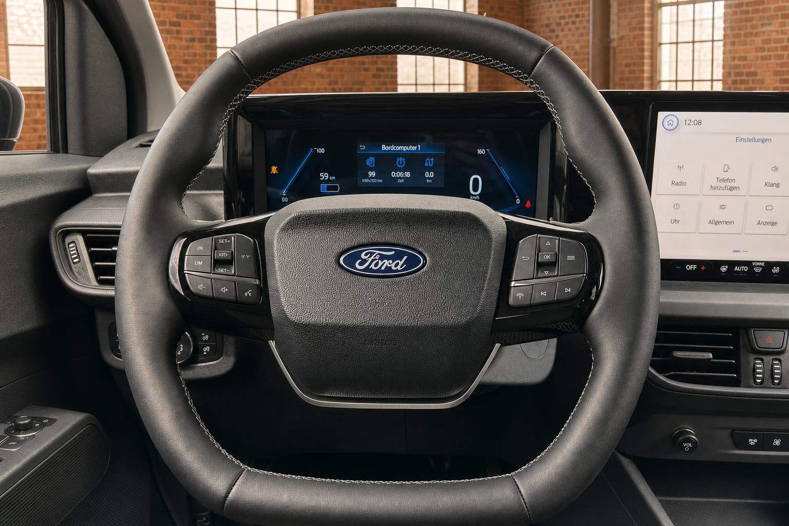 Ford Lenkrad mit Bedienelementen und digitalem Kombiinstrument