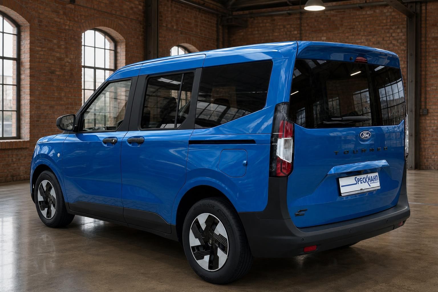 Ford Tourneo blau Heckansicht schraeg in Backsteinhalle