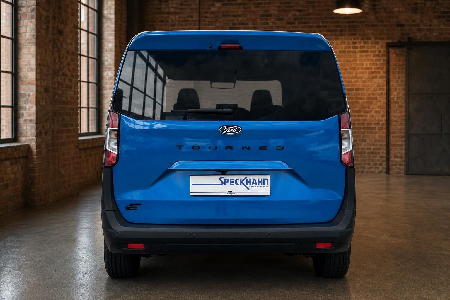 Ford Tourneo blau Heckansicht frontal mit Kennzeichenhalter