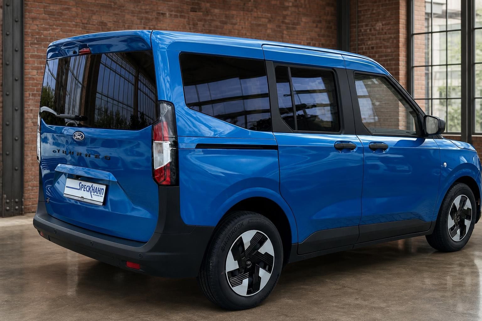 Ford Tourneo blau Heckansicht schraeg in Industriehalle